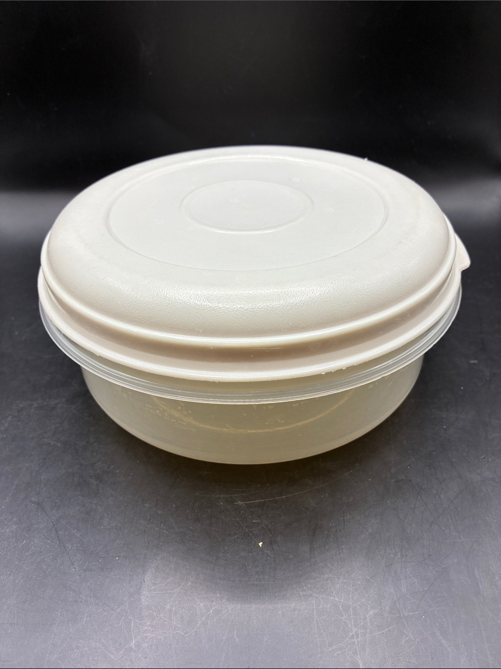 Rubbermaid Round #3 with Almond Lid 1.4 Qt